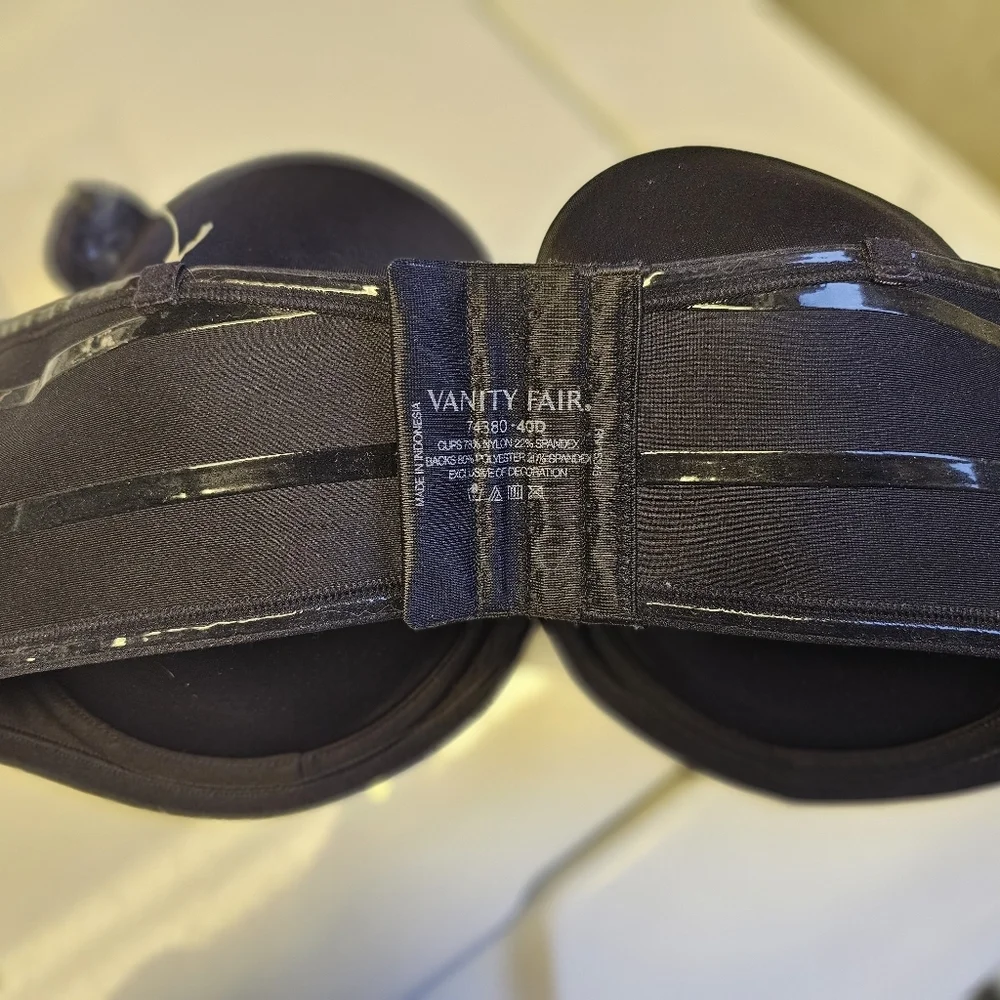 Elegant Black Strapless Bra With‎ Straps Attachment